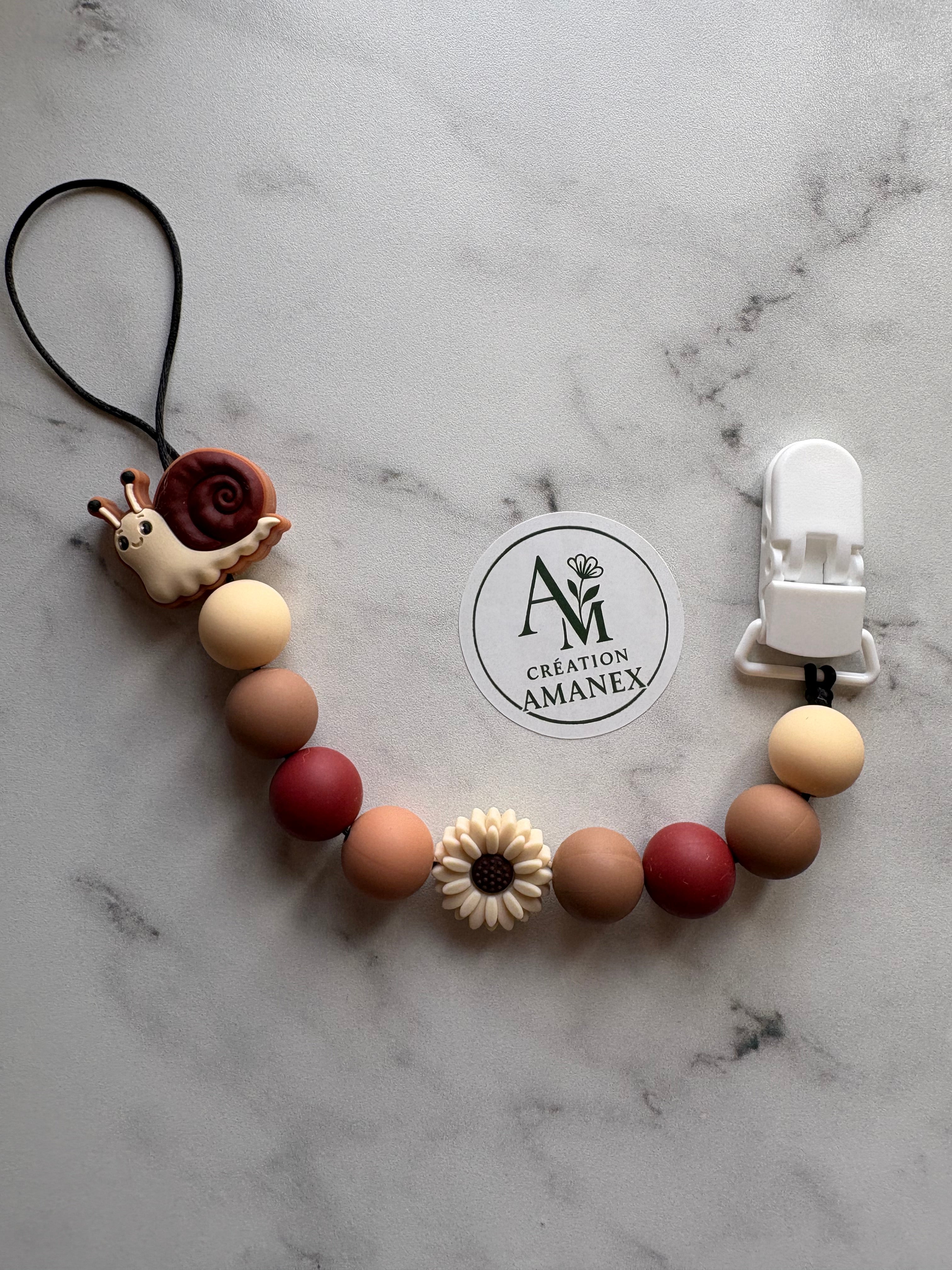 Attache suce Escargot brun/rouge avec fleur beige